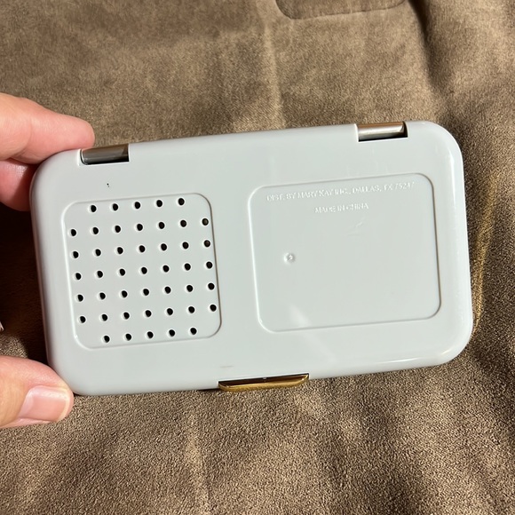 Mary Kay Signature Compact for power and crème to powder foundation - Picture 3 of 3